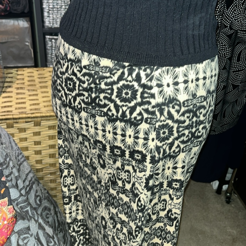 #821-Analogy abstract MIDI Skirt, Medium, past knee, not ankle